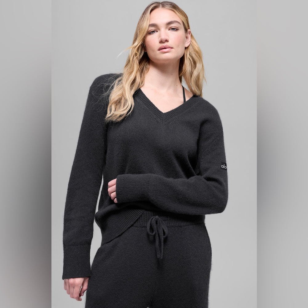 Alo Yoga Wool Cashmere New Class Oversized V-Neck Sweater Black SzSmall - Picture 4 of 8
